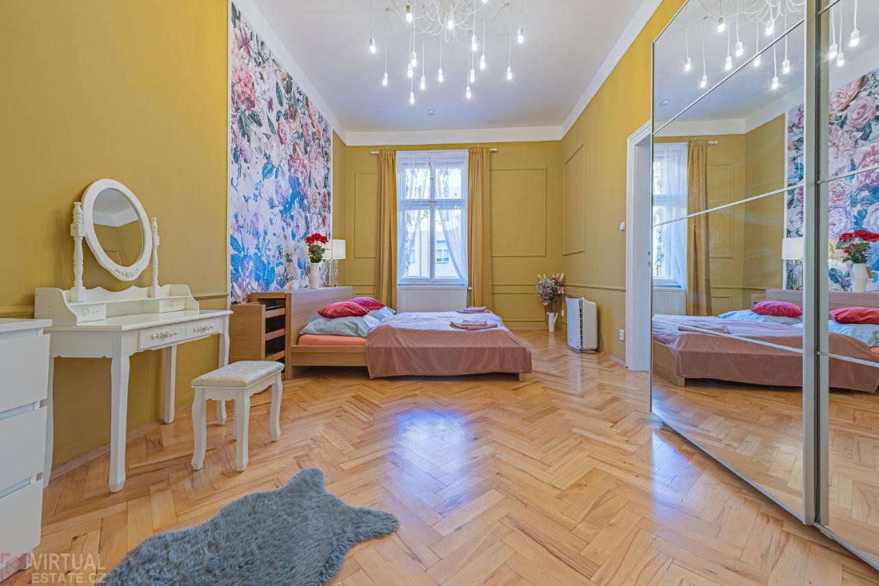 Colorful Wenceslas Square Apartment Prag Eksteriør billede